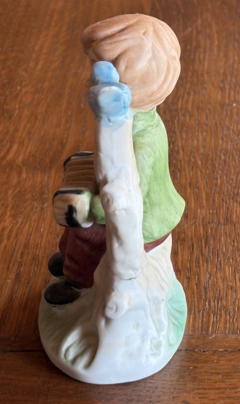 Statuette: Junge mit Ziehharmonika & Vogel. – Usato da Neukirch-Egnach venduto da Phion 2