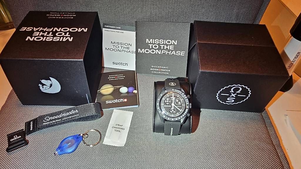 Orologi: Moonswatch, Special Moonphase Snoopy, Schwarz, Neu – Usato da Riehen venduto da nitrammangold