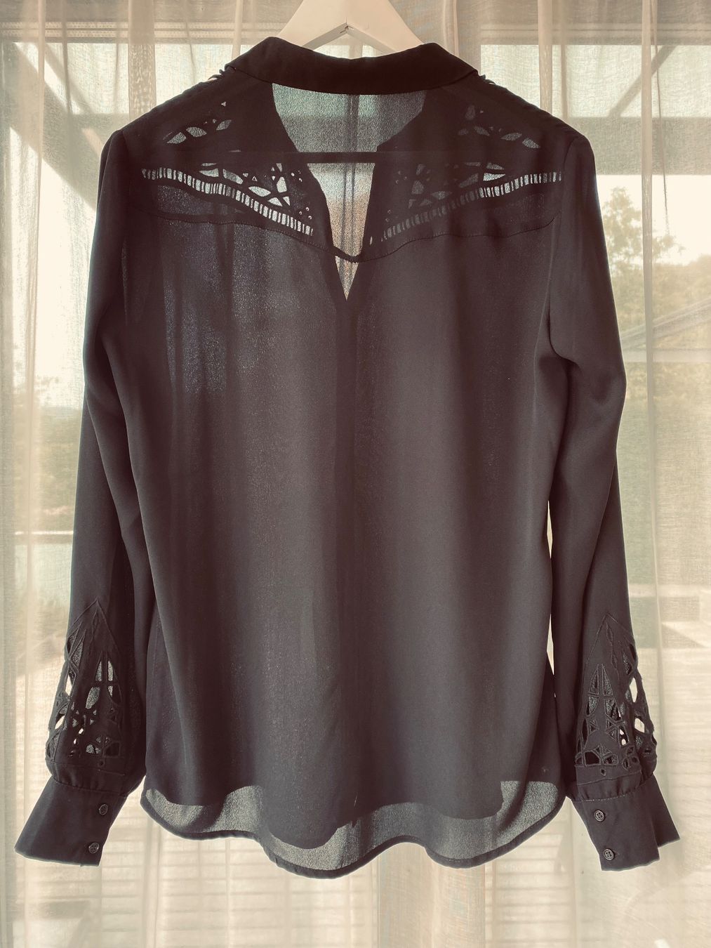 Promod Camicette: schwarze Bluse mit Cut Out Muster – Usato da Seewen SO venduto da HappyHappyHappy 1