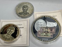 2 versch. Medaillen und 1 Münze 10 Dollar USA versch. Präsid