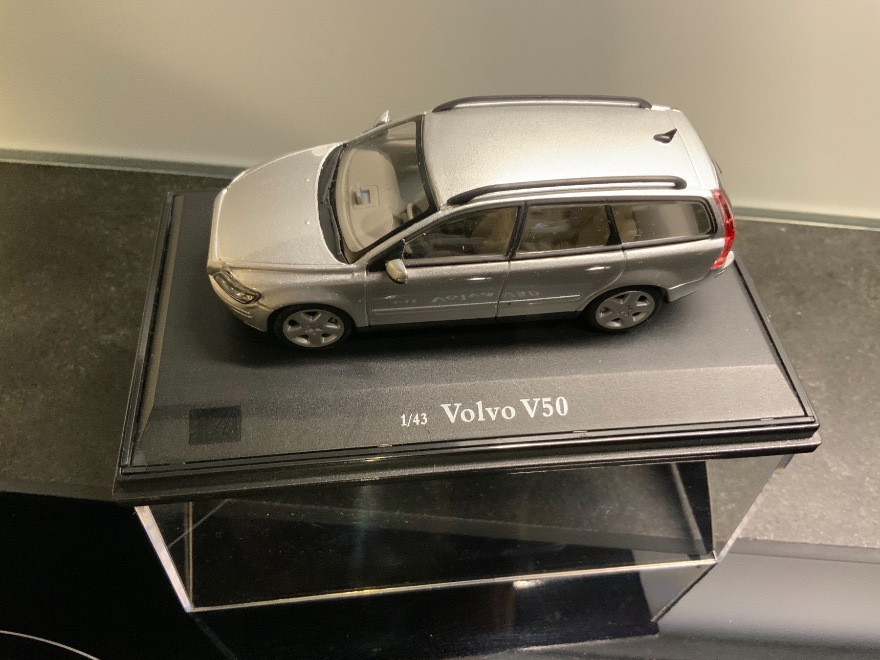 Volvo Modellautos: VOLVO V50 im Massstab 1:43 – Neu und originalverpackt aus Erlenbach im Simmental von Model_box 3