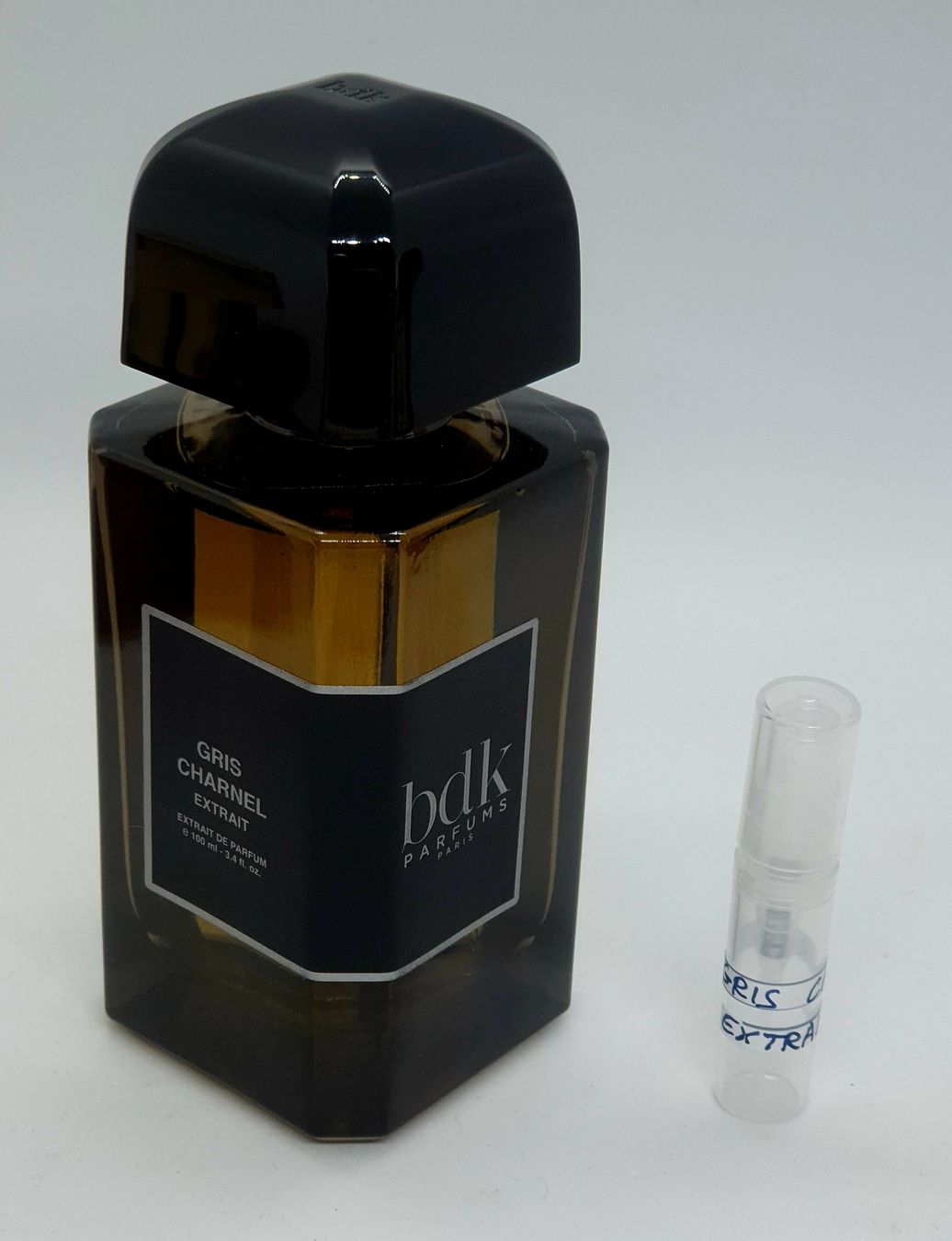 Profumi & Eau de Toilette: 2 ml GRIS CHARNEL EXTRAIT BDK ABFÜLLUNG – Nuovo (secondo la descrizione) da St. Gallen venduto da CaliSunshine