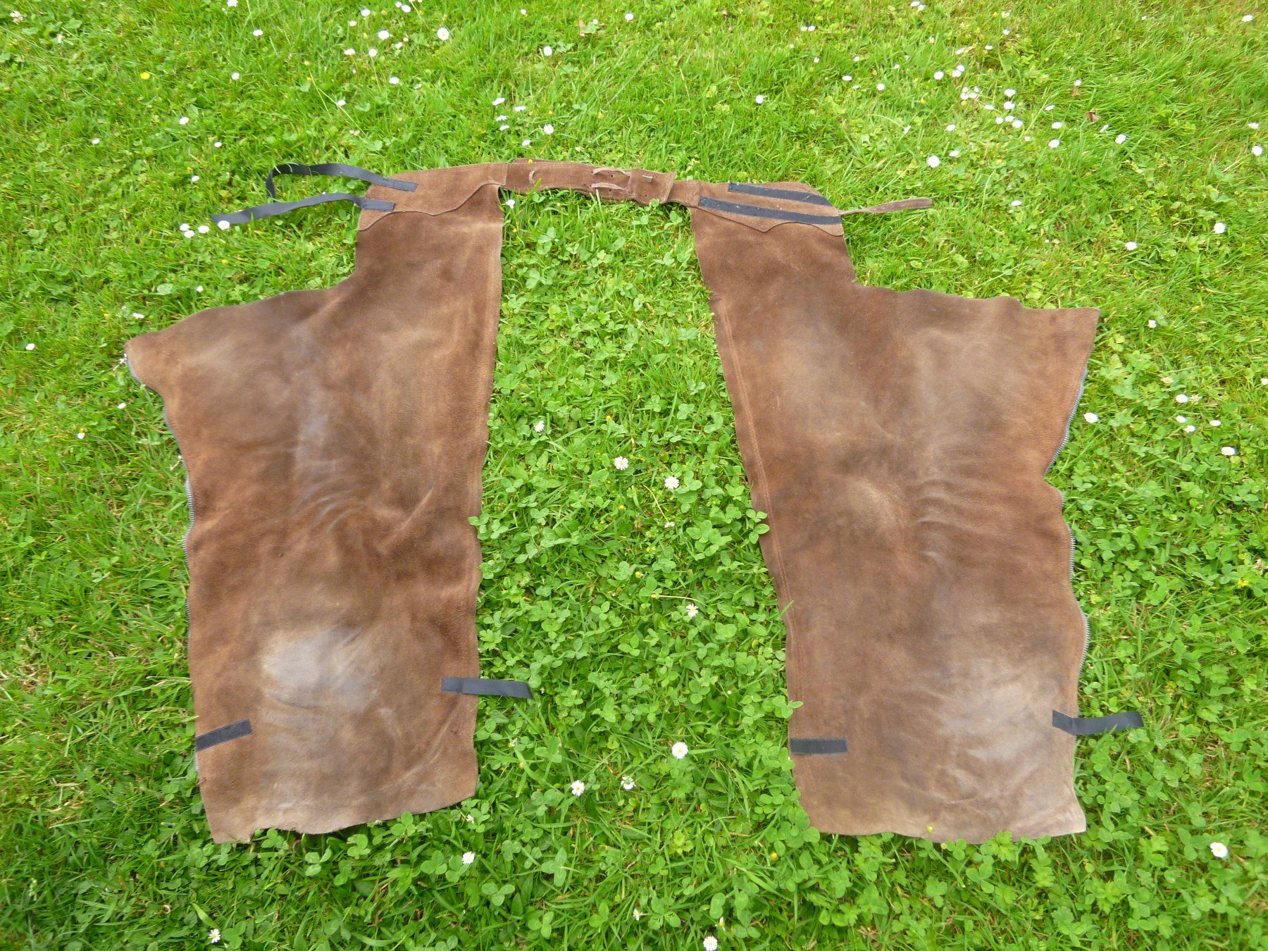 Pantaloni: braune Western-Chaps aus Wildleder – Usato da Dättlikon venduto da Mamakuga 1
