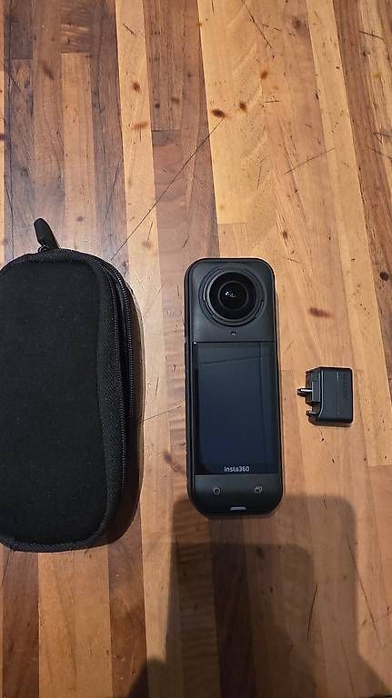 Insta360 Action Cam: Insta360 X5  État comme neuf avec accessoires – Usato da martigny venduto da julienperret