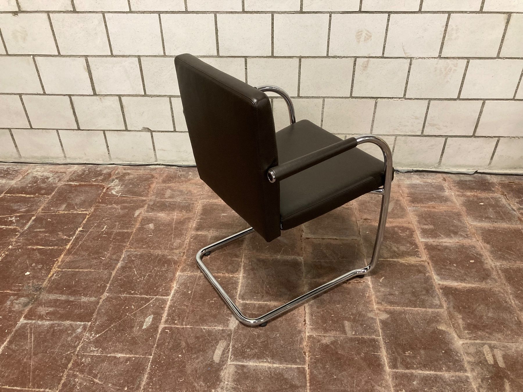 Vitra Stühle: Vitra Visasoft Freischwinger, Leder dunkelbraun – Gebraucht aus Bern von Solid 3