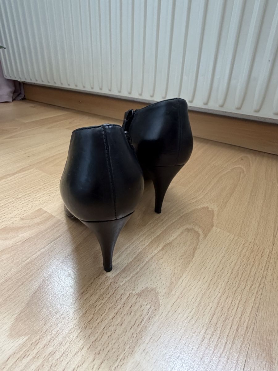 Chanel Scarpe da donna: Chanel Leather Boot Heels – Usato da St.Josefen venduto da lop_lh8d 9