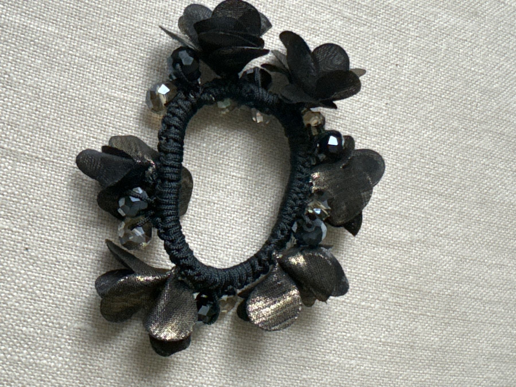 Accessori per capelli: Schwarzes Haargummi mit ✨ – Nuovo (secondo la descrizione) da Brütten venduto da Rod816