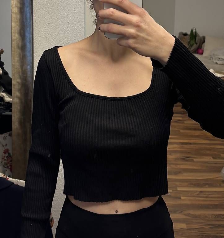 Tops: Crop Top langärmlig Gr. S black – Gebraucht aus St. Gallen von mustang96
