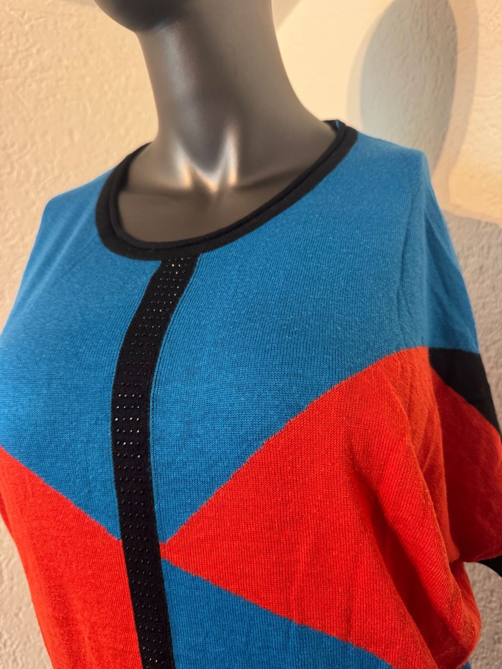 Maglioni & Felpe: Geometrischer Colorblock Pullover in Rot, Blau und Schwarz S – Usato da Frenkendorf venduto da Style365 3