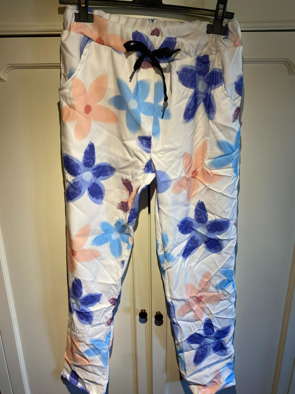 Pantalons: LEICHTE SOMMERHOSE-BLUMEN – Neuf avec emballage d'origine à Meienried par ManuelaBoutique