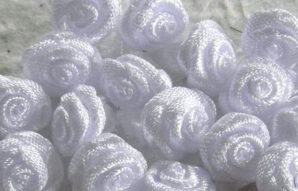 Lotti & Set di vestiti: 10 mini roses satin 1cm BLANC – Nuovo e nell'imballaggio originale da St-Imier venduto da goodber