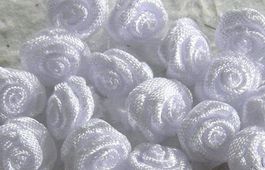 10 mini roses satin 1cm BLANC