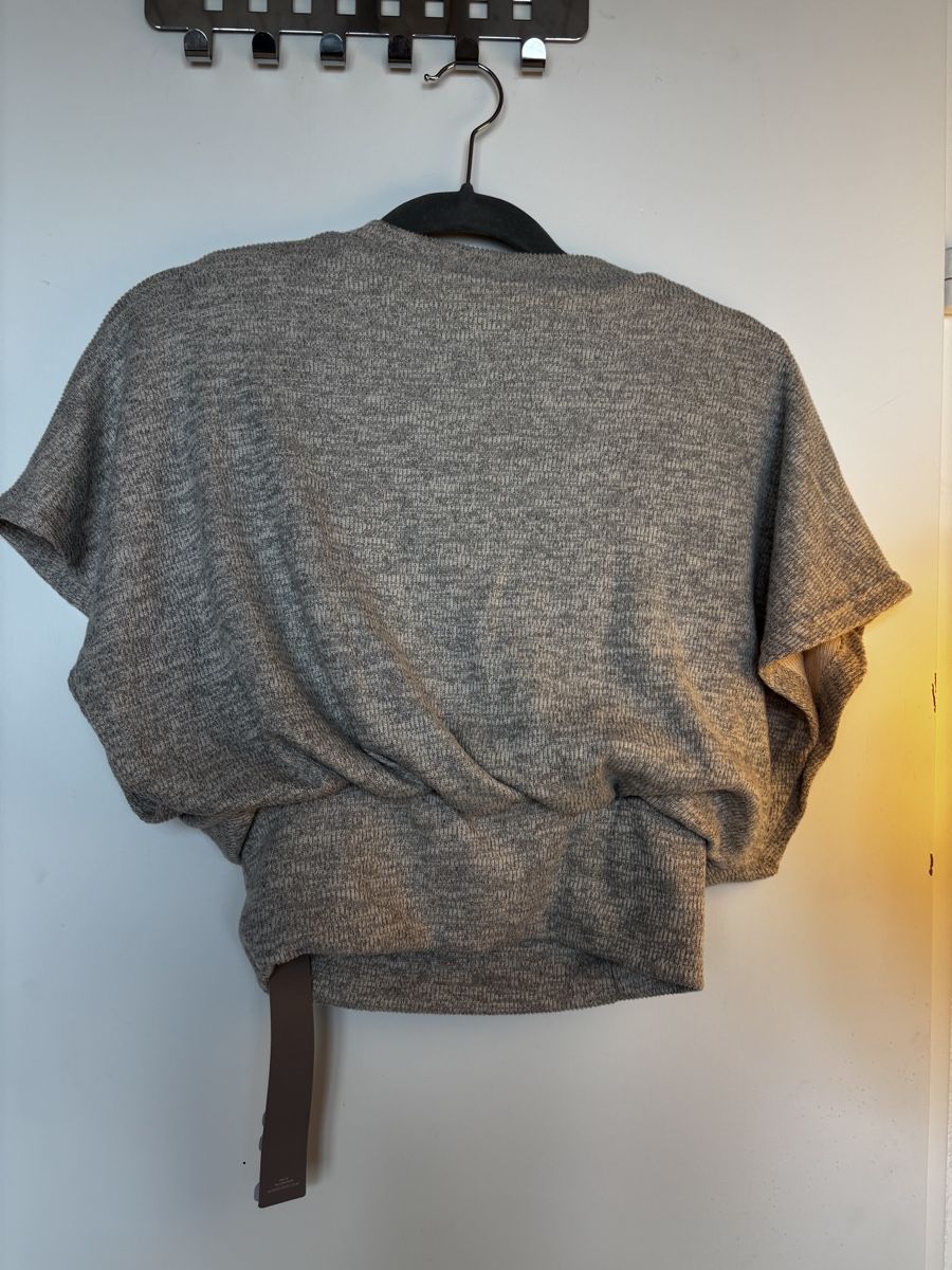 Pullover & Sweatshirts: Grauer Pullover Grösse S kurzarm mit Etikett – Neu und originalverpackt aus Dübendorf von bin_8dhg 1