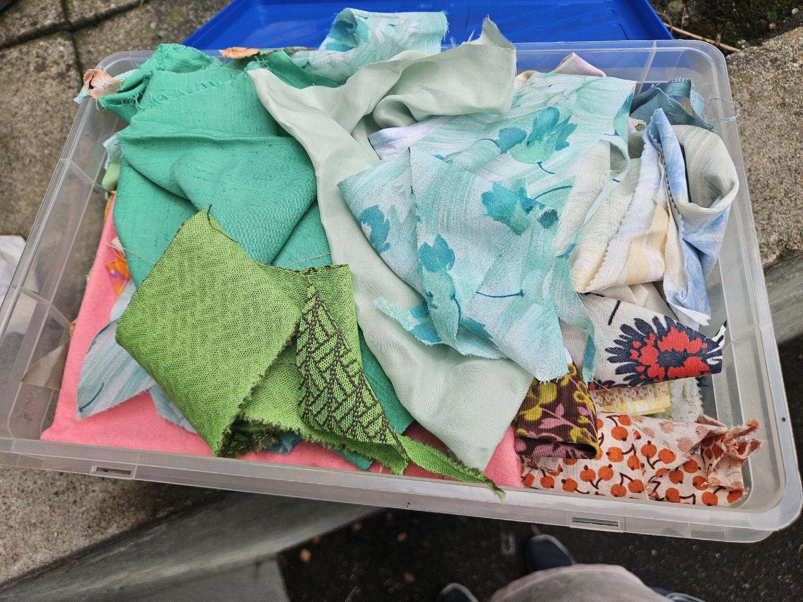 Stoffe: diverse Kisten mit stoffresten / bastelmaterial – Gebraucht aus Oetwil am See von akkawi 9