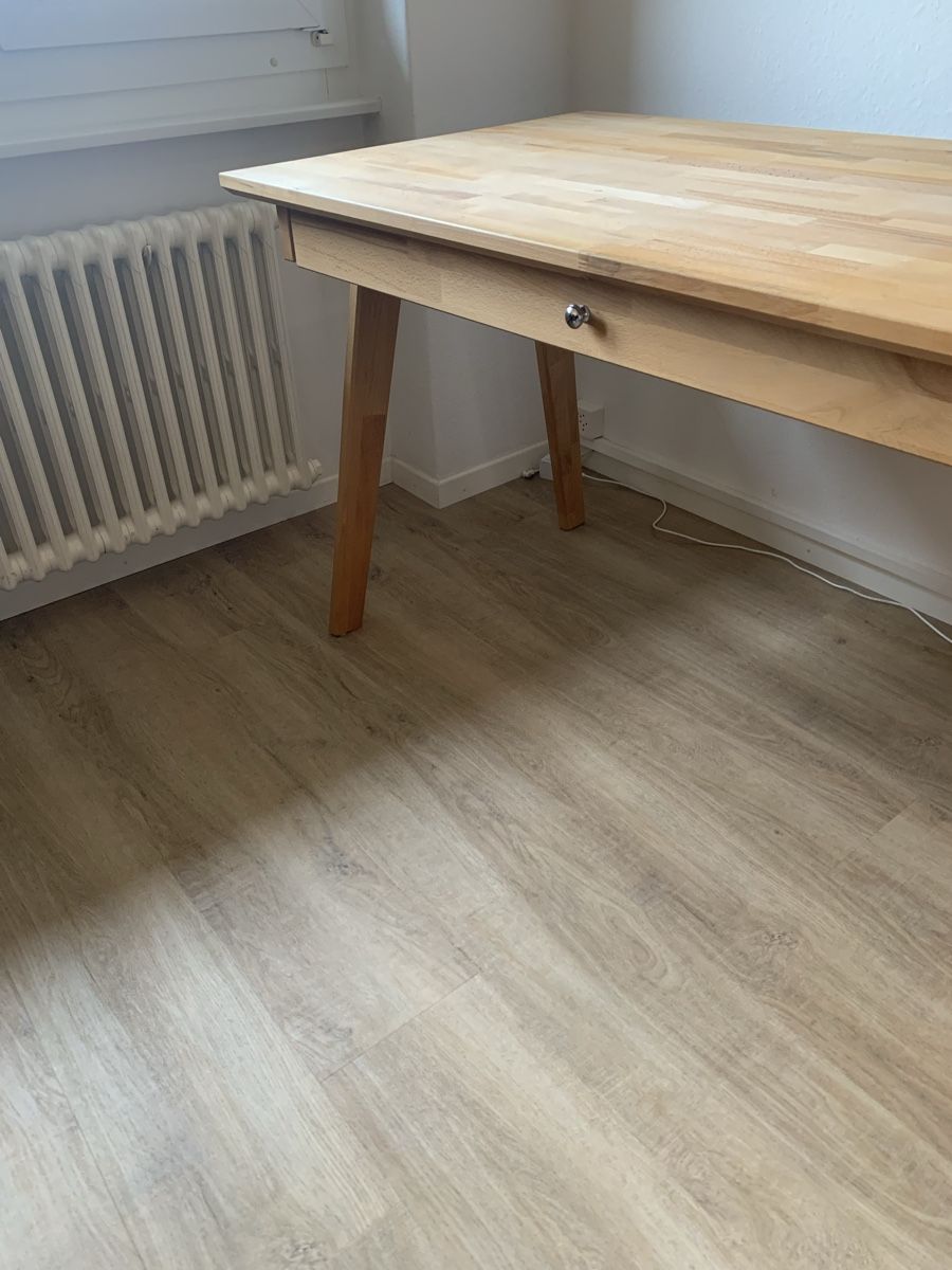 Bureaux: Wunderschöner selbstgebauter Holztisch – Neuf (Voir description) à Trimbach par anina.battaglia 3