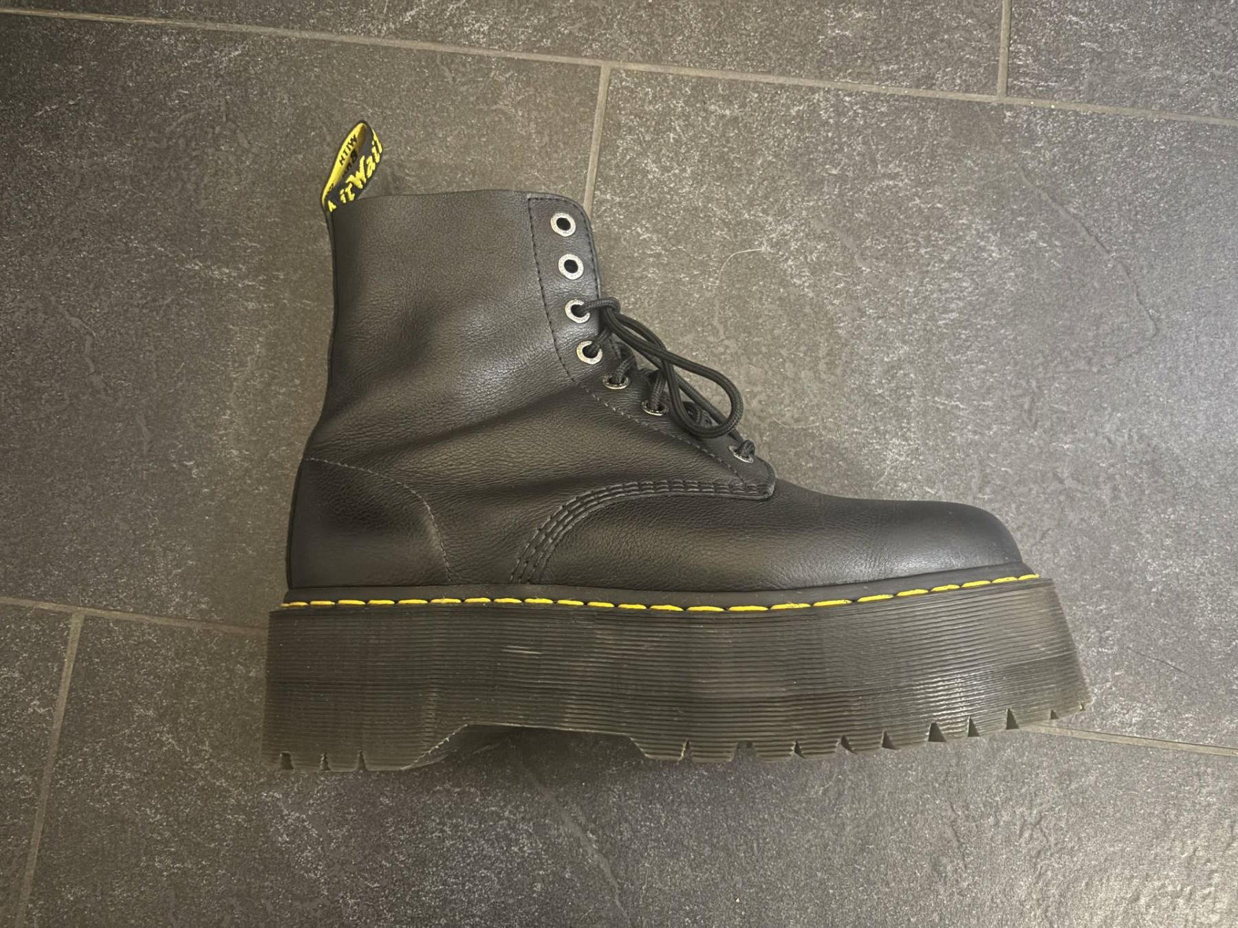 Dr. Martens Scarpe da uomo: Dr. Martens 1460 Pascal Max Plateaustiefel aus Leder – Nuovo (secondo la descrizione) da Kleindietwil venduto da Nicbryan 1