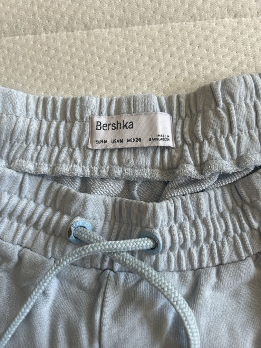 Bershka Pantaloni: Trainerhose Grösse M – Usato da Samstagern venduto da Dufman 1