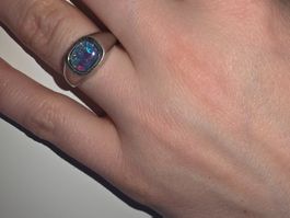 Silberring mit Opal (starkes Farbspiel inkl. Rot)“