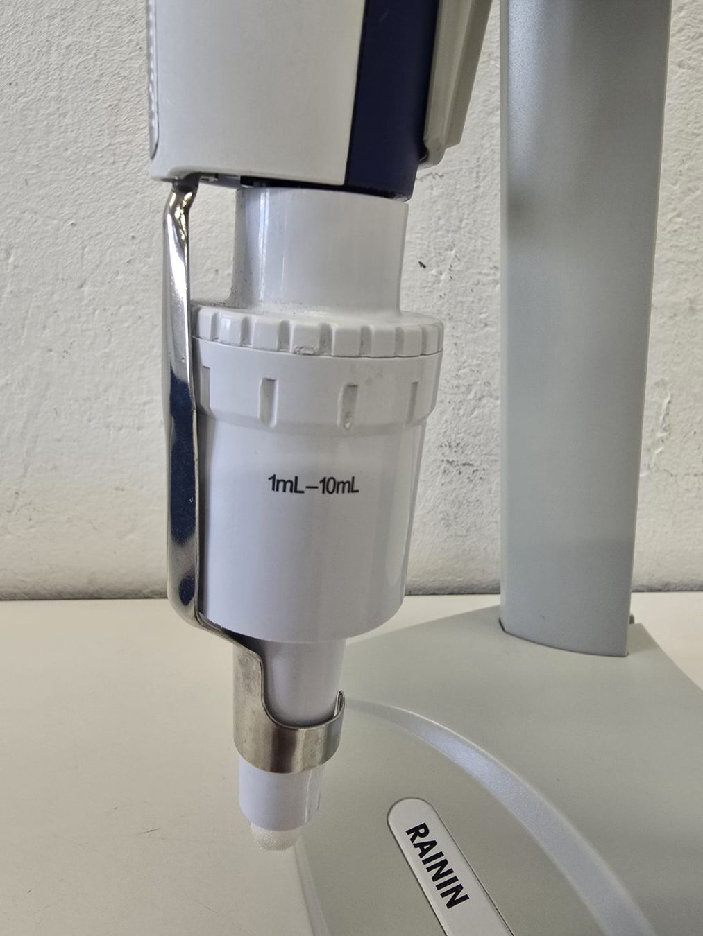 Mettler Toledo Misurare: Rainin E4 XLS LTS 1ml-10ml Pipette mit Ständer – Usato da Niederdorf venduto da LeptonAG_Labor 3