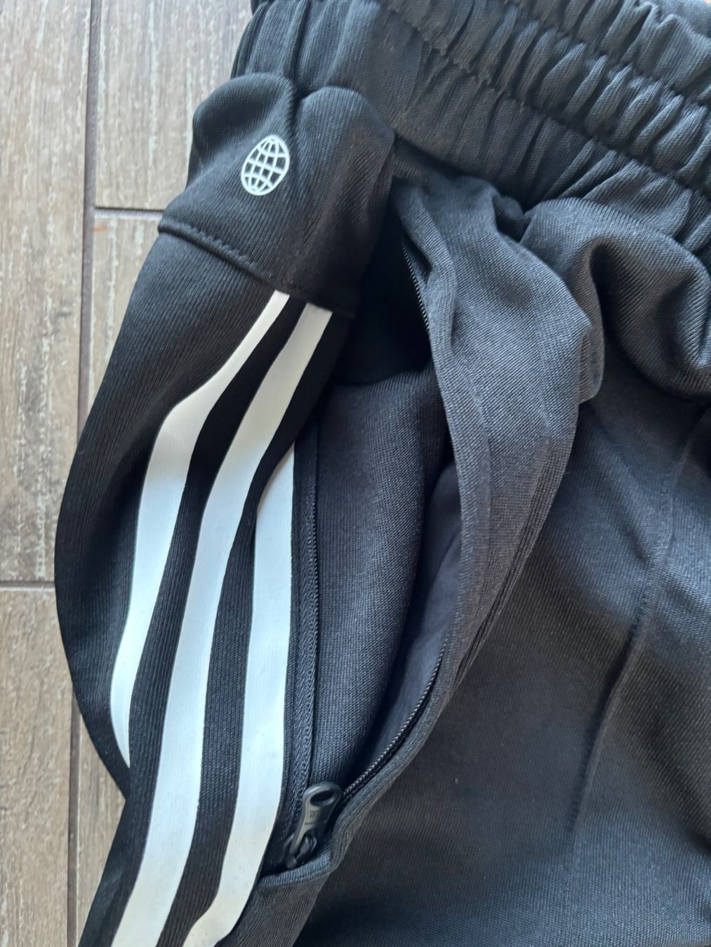 Adidas Pantaloni: L_adidas_NEU_LP 85 sfr – Nuovo e nell'imballaggio originale da Versegeres venduto da kista 5