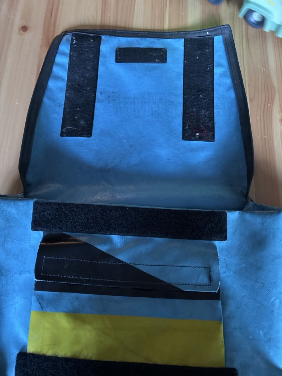 Freitag Borse: Freitag Tasche blau mit Loch – Usato da Mitlödi venduto da meyer-sabrina 4