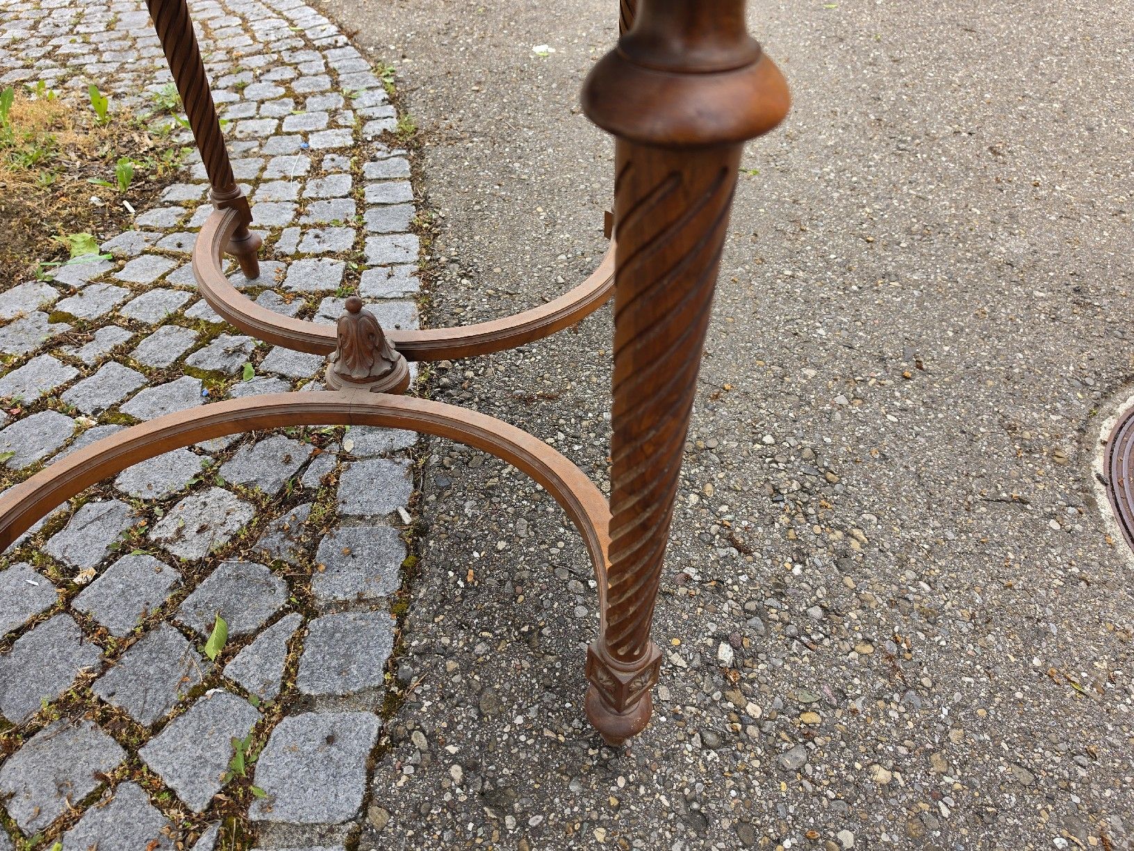 Tavoli: Antiker Nussbaum Rundtisch mit Schnitzereien,  – Usato da Mettlen venduto da elios0888 6