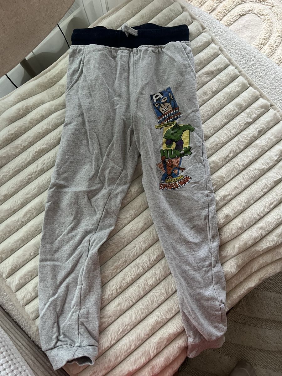 Hosen: MARVEL SUPERHELDEN TRAINERHOSE GR 134 – Gebraucht aus Basel von theo-g77