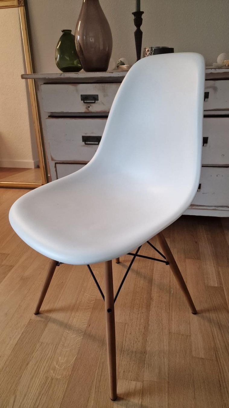 Vitra Statuette: Vitra : Eames Plastic Side Chair - Weiss mit Ahorn – Usato da Merlischachen venduto da sammlerstueck 2