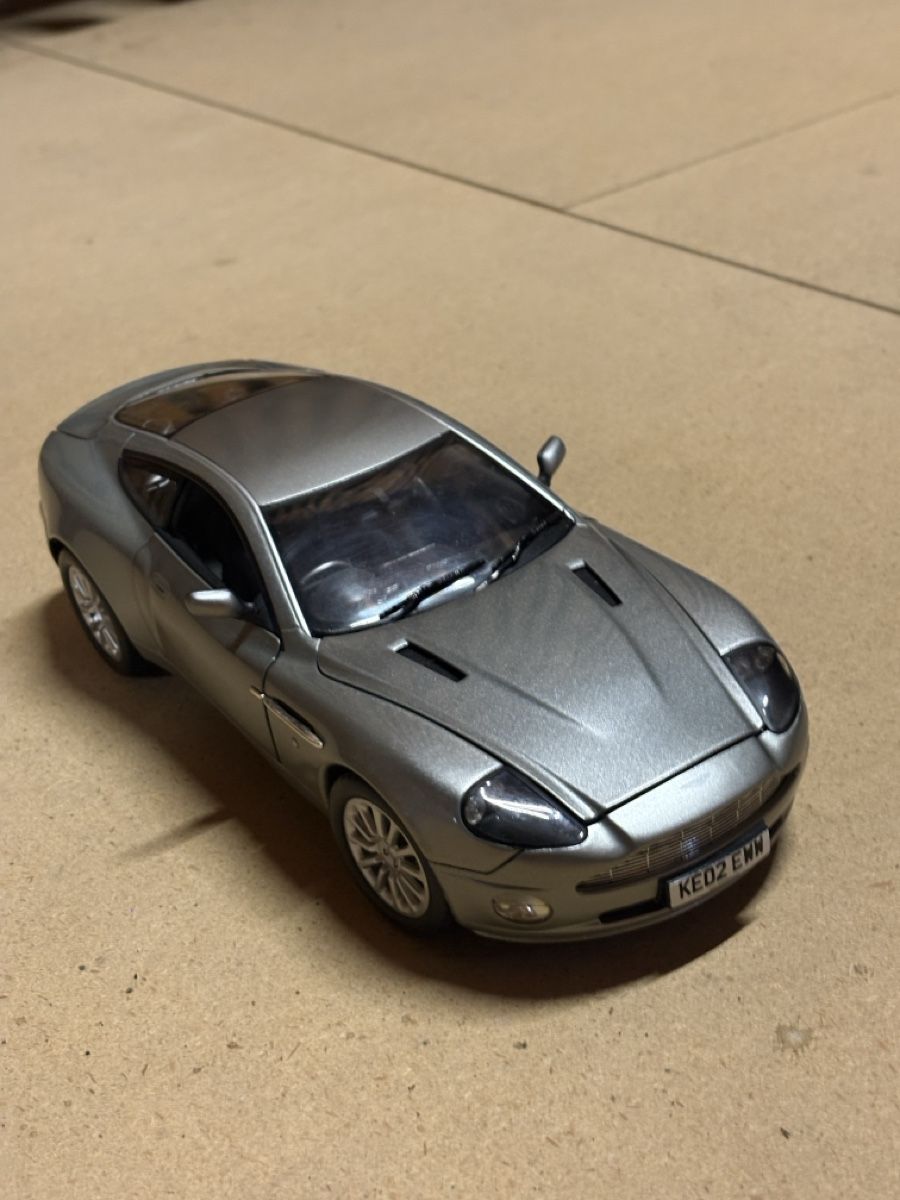 Aston Martin Modellini d'auto: Aston Martin Vantage, Modell 1:18 – Nuovo (secondo la descrizione) da Zürich venduto da clernens