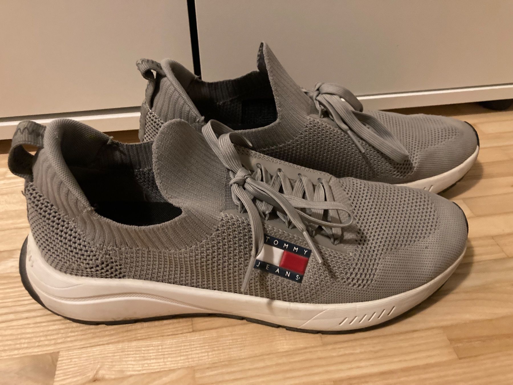 Tommy Hilfiger Herrenschuhe: Sneakers Tommy Jeans grau Grösse 43 gebraucht – Gebraucht aus Mammern von Just4ever2026