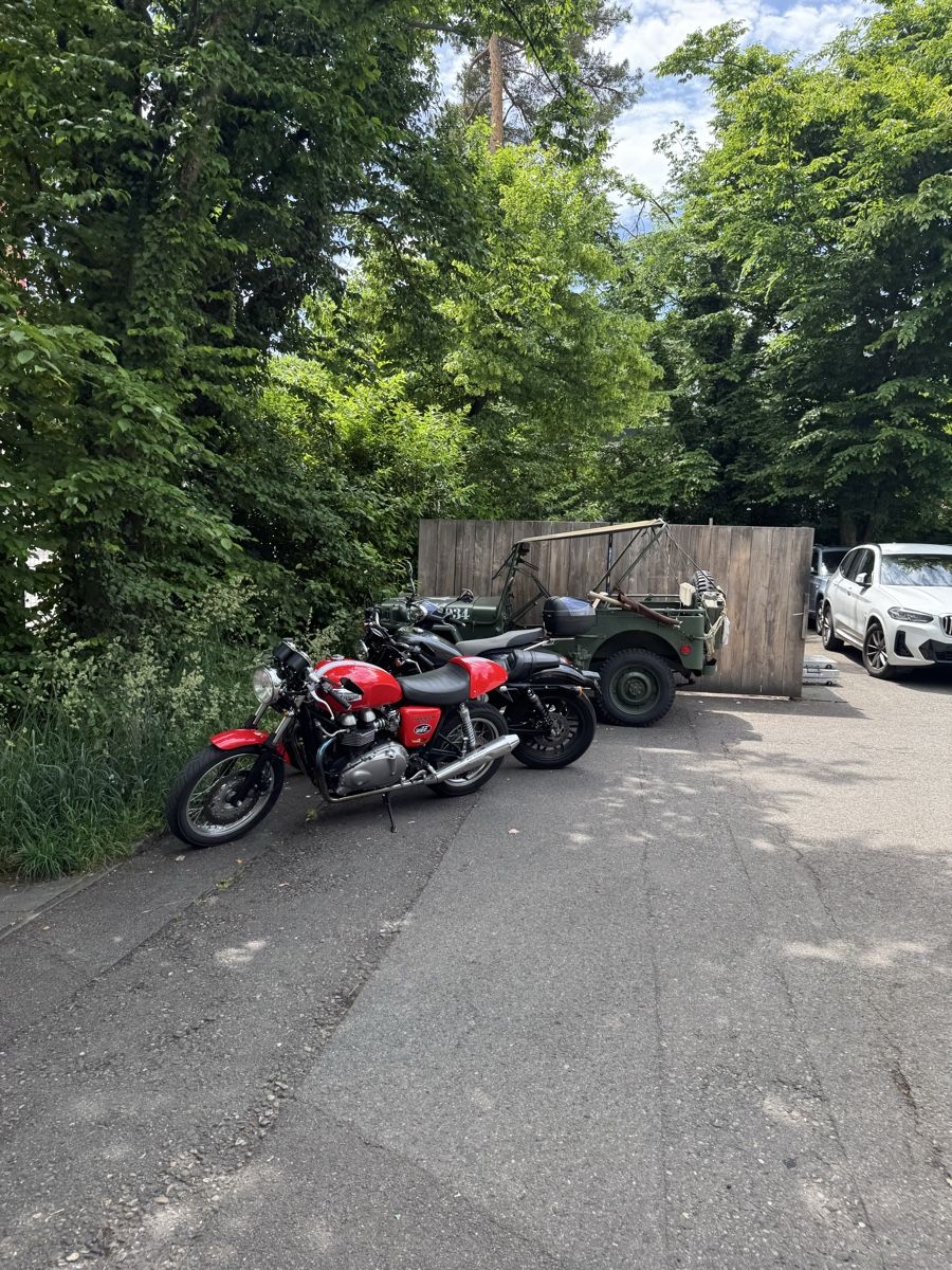 Triumph Strasse: Triumph Thruxton 900 – Defekt aus Zollikerberg von KeanuRyan_