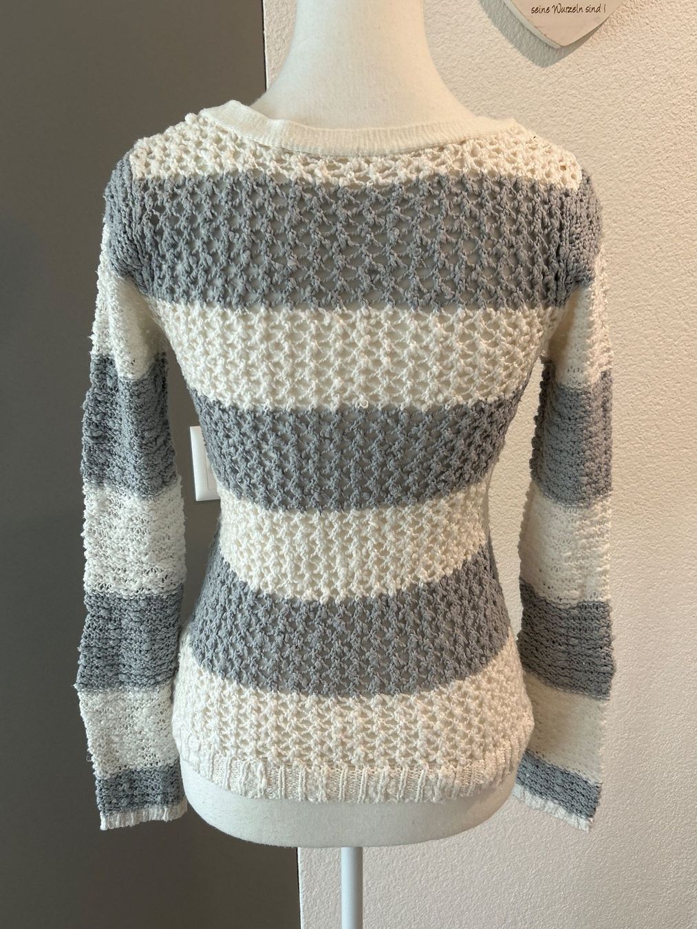 Maglioni & Felpe: Damen Strickpullover gestreift ecru / grau – Usato da Brunnen venduto da Nala2929 4