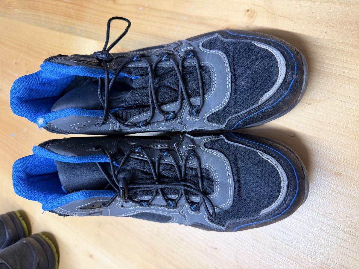 Scarpe per ragazzi: Gebrauchte Wanderschuhe, Winterfest, Grösse 36, Schwarz/Blau – Usato da Mosnang venduto da Dojajolele 1