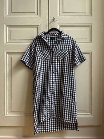Hemdkleid von Lazy Oaf mit Herz-Applikationen
