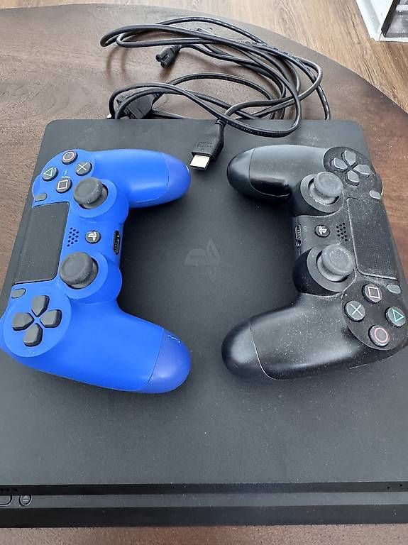 Console: Playstation 4 inkl. 2 Controller – Usato da Zürich venduto da bryananthony 1