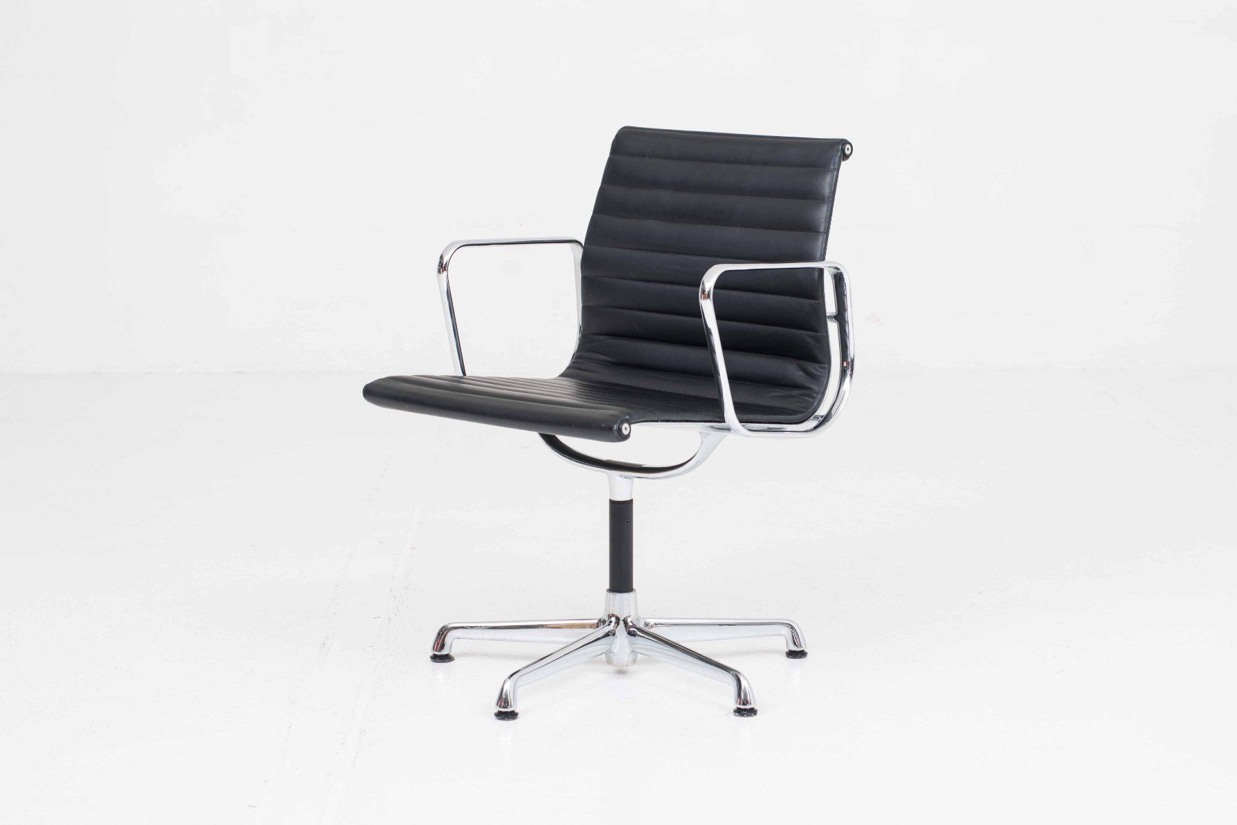 Vitra Sedie: ICF EA 108 Bürostuhl von Eames in schwarzem Leder – Usato da Zürich venduto da STUZH38 2
