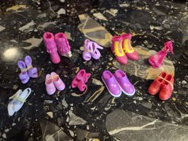 Verschiedene Schuhmodelle zu Barbiepuppen (10 Paar)