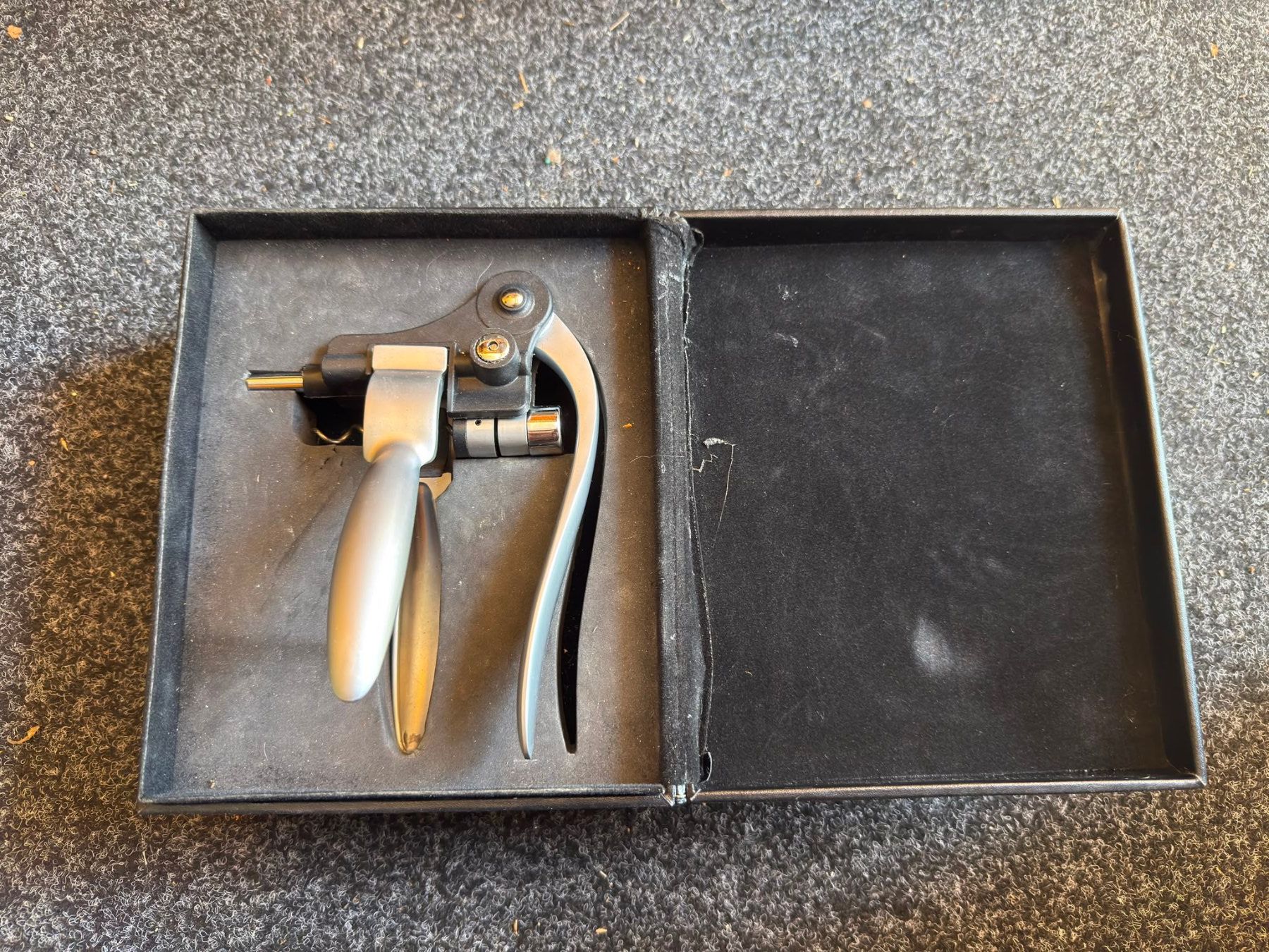 Apribottiglie & Tappi per chiusura: Hebelkorkenzieher mit Etui – Usato da Luzern venduto da Elgordo7