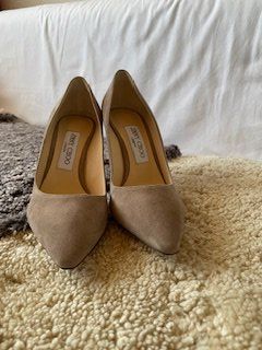 Jimmy Choo Scarpe da donna: Jimmy Choo Romy Suede Pumps Taupe 37 – Nuovo (secondo la descrizione) da Bernhardzell venduto da Sunka0 1