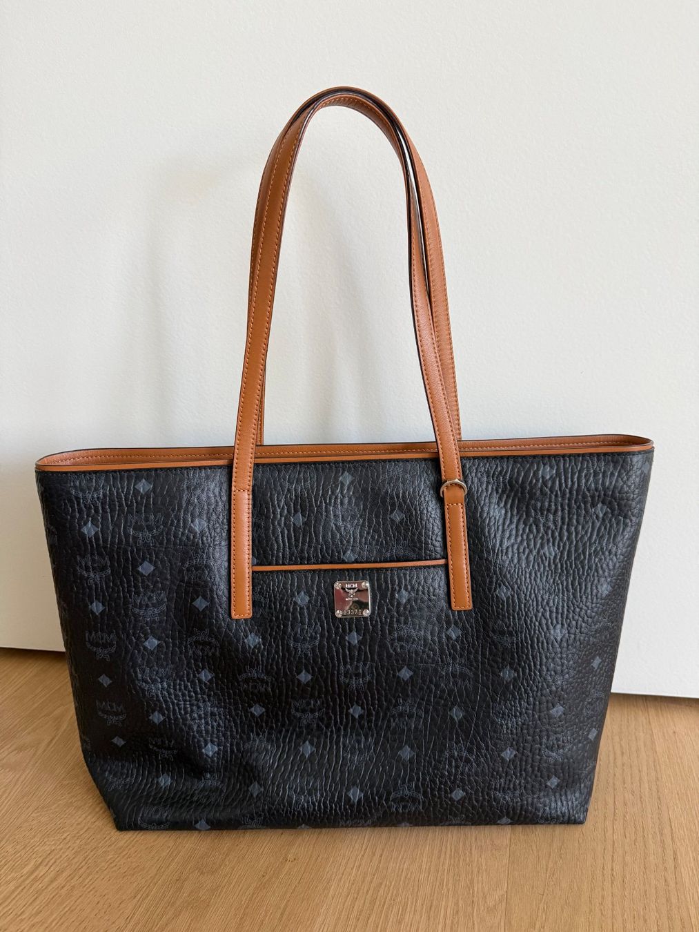Borse da donna: MCM Black Monogram Visetos Medium Shopper - neuwertig – Nuovo (secondo la descrizione) da Kilchberg ZH venduto da Dorian7 3
