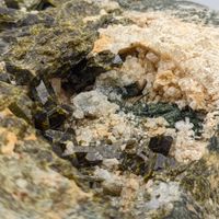 1,1 KG Geode aus INTENSIV GRÜNEM EPIDOT und CALCIT, Italien