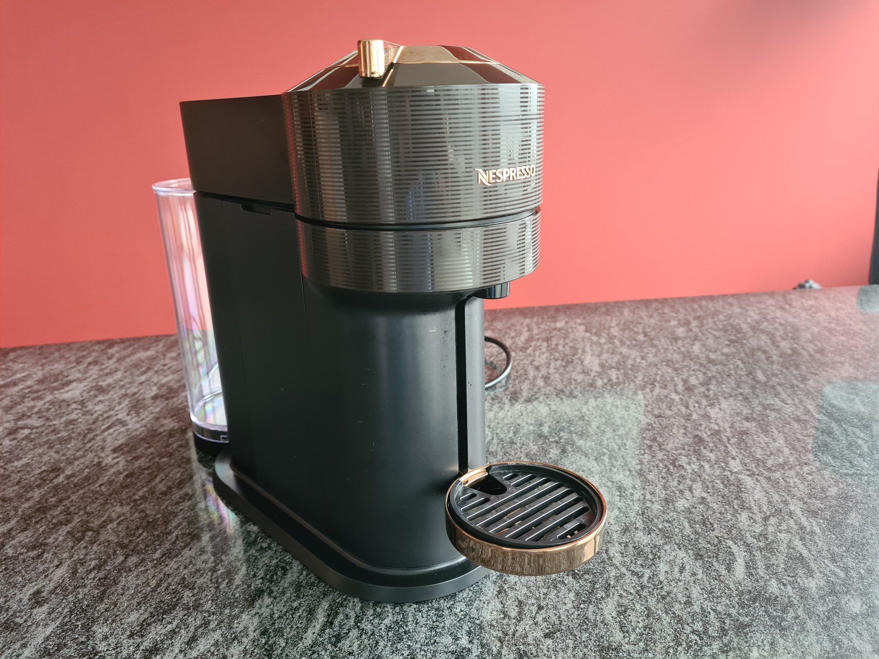 Kaffeemaschinen & Espressomaschinen: Nespresso Vertuo Next Premium Rose Gold – Gebraucht aus Walchwil von Zovello