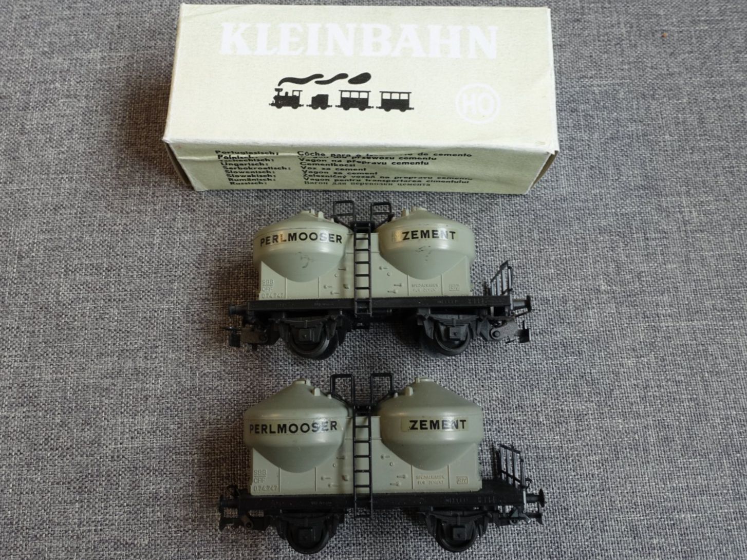 Kleinbahn Modellini di ferrovie: KLEINBAHN No. 338 2x Zementwagen "Perlmooser" – Usato da Wallbach venduto da Sarrows