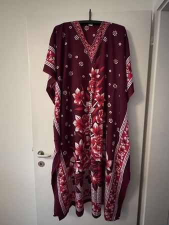 Rotes Sommerkleid mit Blumenmuster Free Size. Abu Dhabi, neu