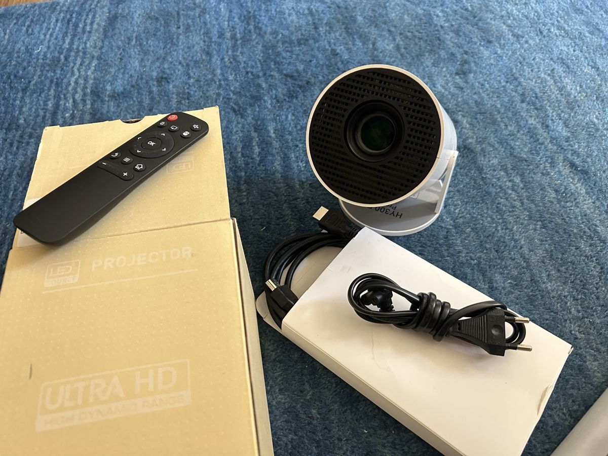 Proiettori: Beamer Ultra HD mit Leinwand – Usato da Basel venduto da Lyonness 1