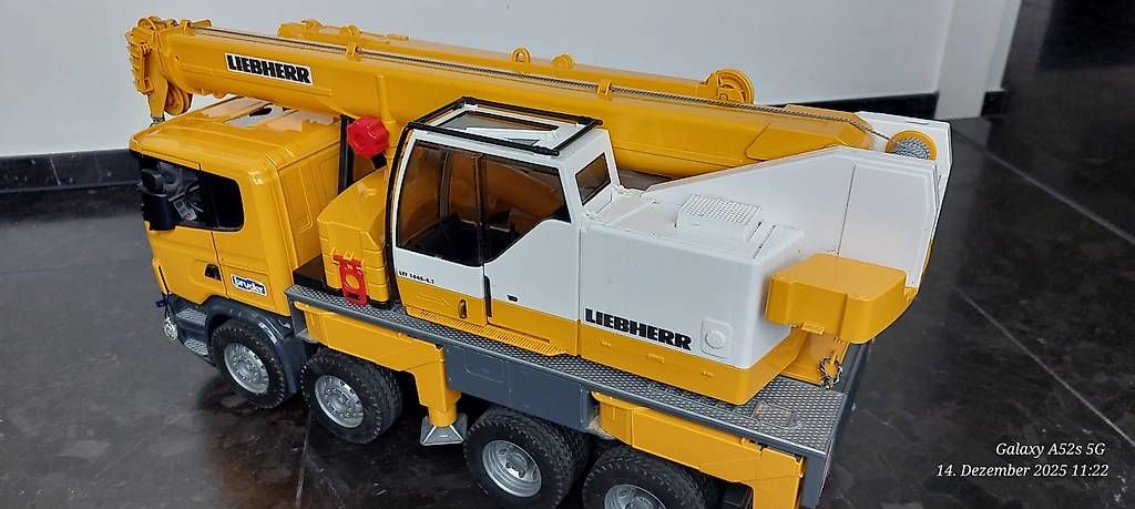 Spielzeuge: BRUDER Lieberherr Kranlastwagen – Gebraucht aus Zürich von sandra0070 1