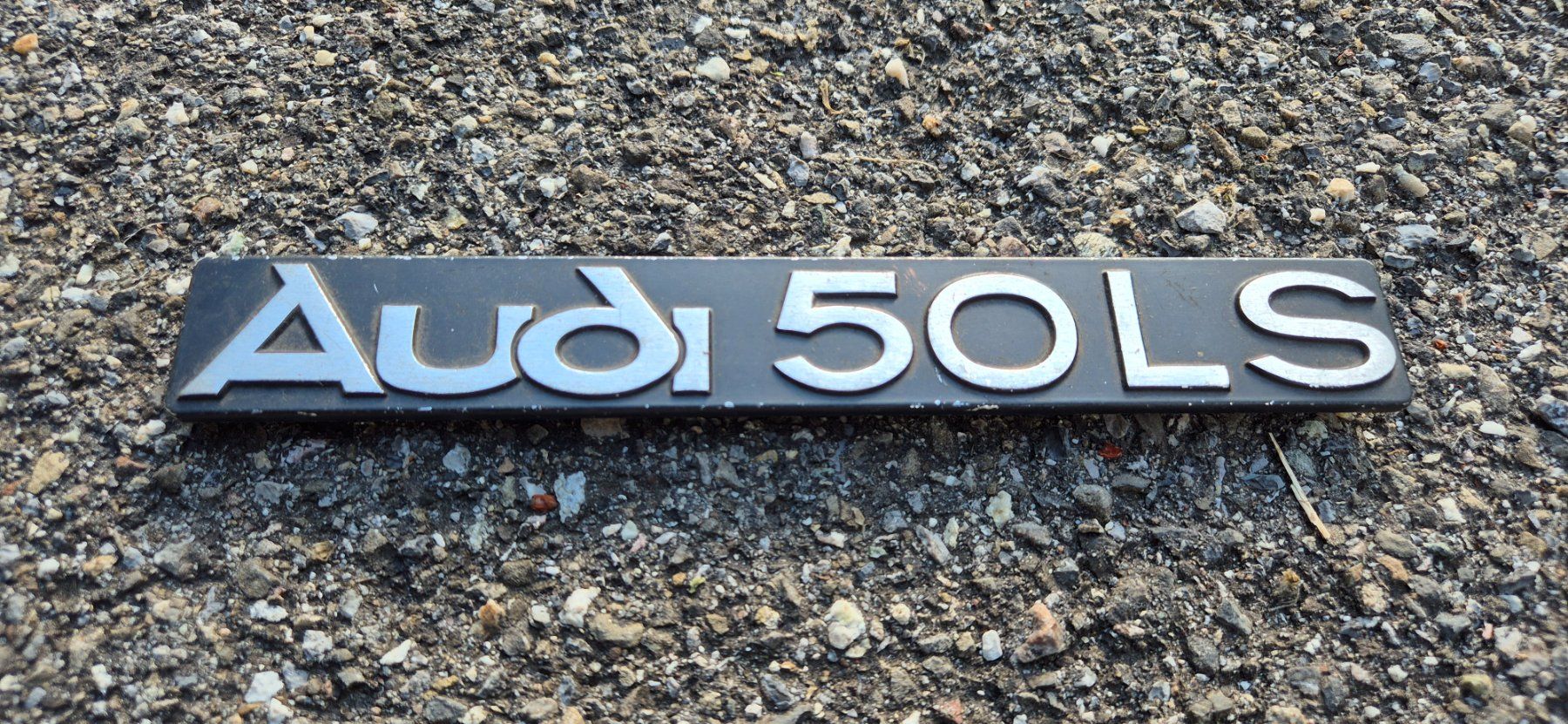 Audi Tutti pezzi di ricambio auto: Audi 50 Heckemblem – Usato da Riggisberg venduto da Mahali04