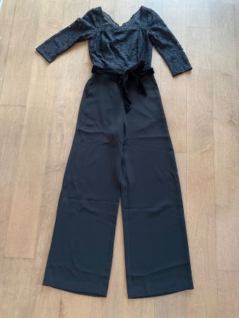 ESPRIT - eleganter Jumpsuit mit Spitze und Samt-Gurt