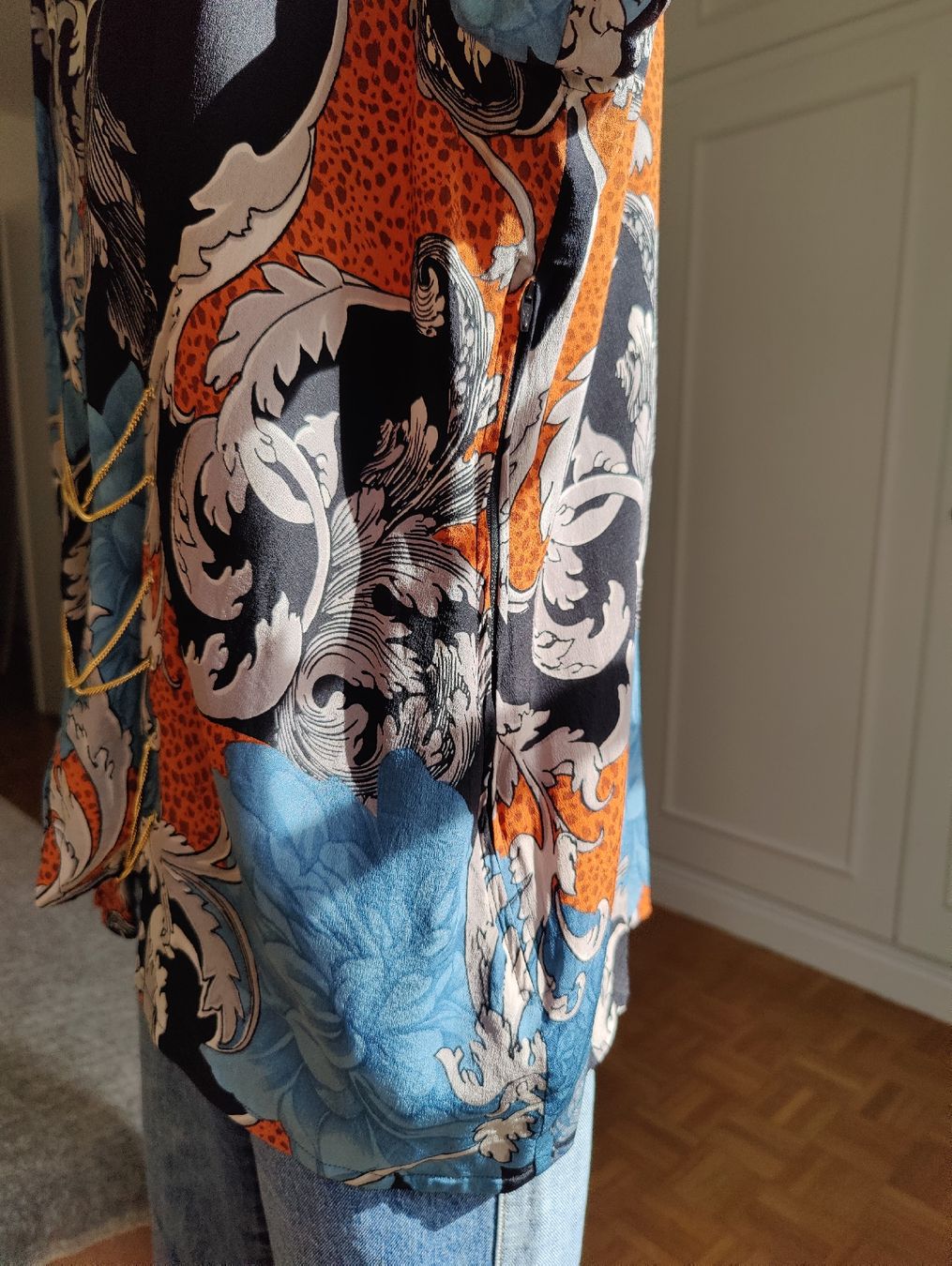 Chemisiers: Vintage Pure Silk Patterned Blouse with Chains – D'occasion à La Tour-de-Peilz par dAutrefois 4