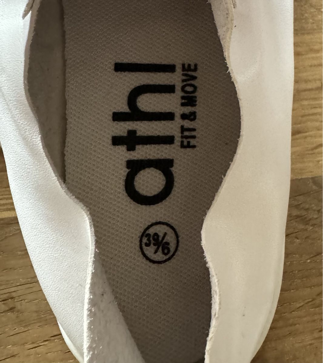 Herrenschuhe: White aethi Sneakers with red detail – Neu (gemäss Beschreibung) aus Mühlethurnen von Indriukas 1